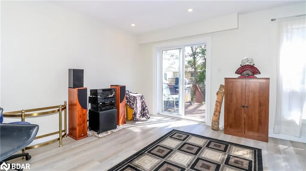 33B Cundles Road E