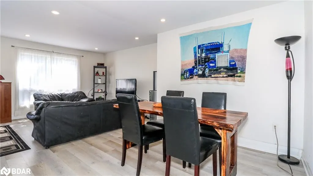 33B Cundles Road E