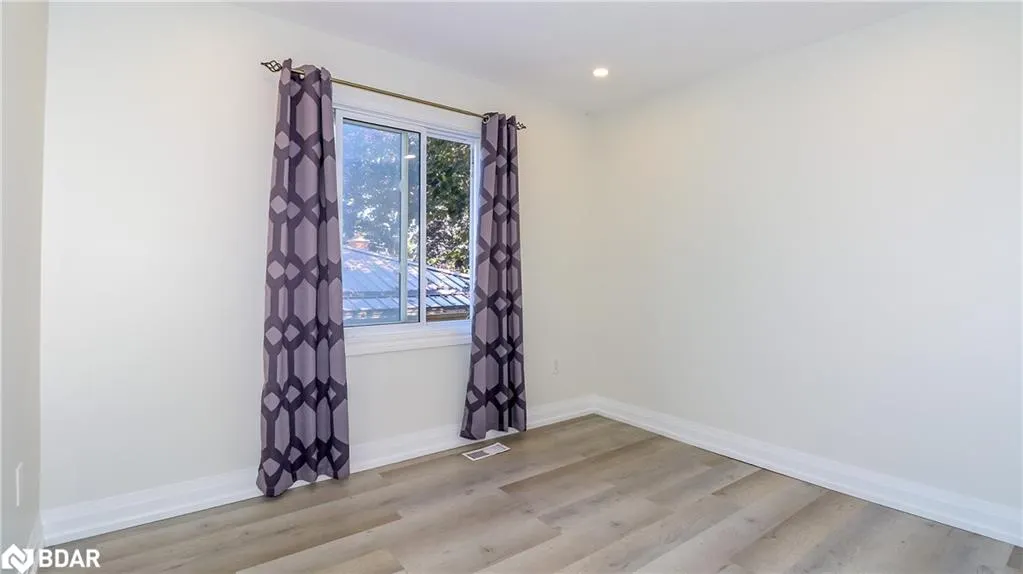 33B Cundles Road E