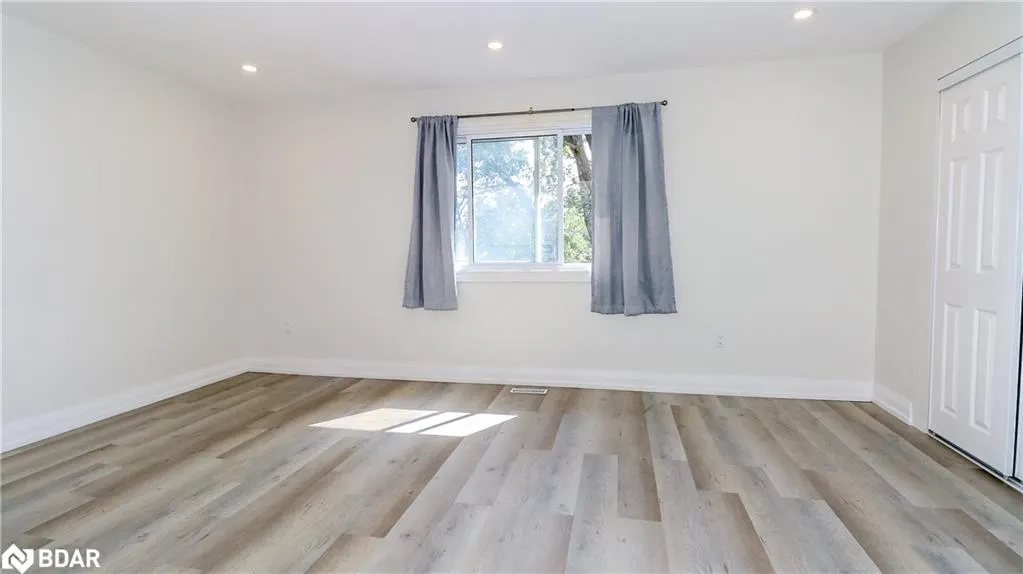 33B Cundles Road E