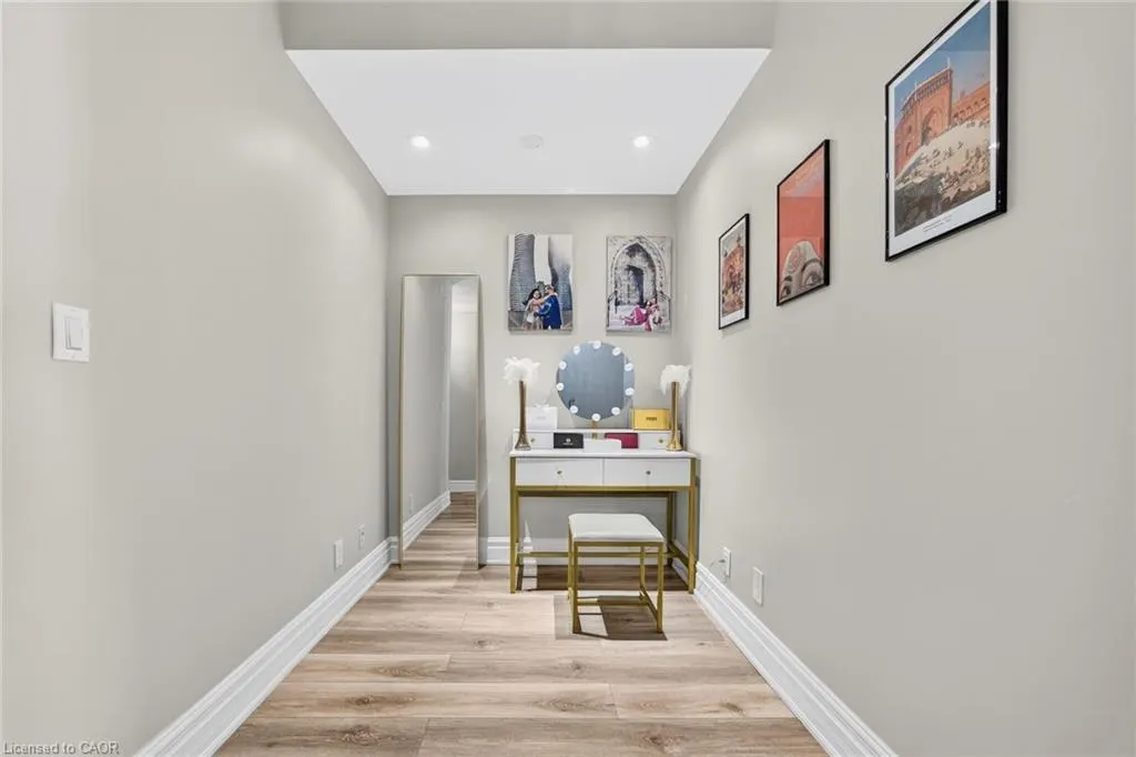 220 Burnhamthorpe Road W, #1004