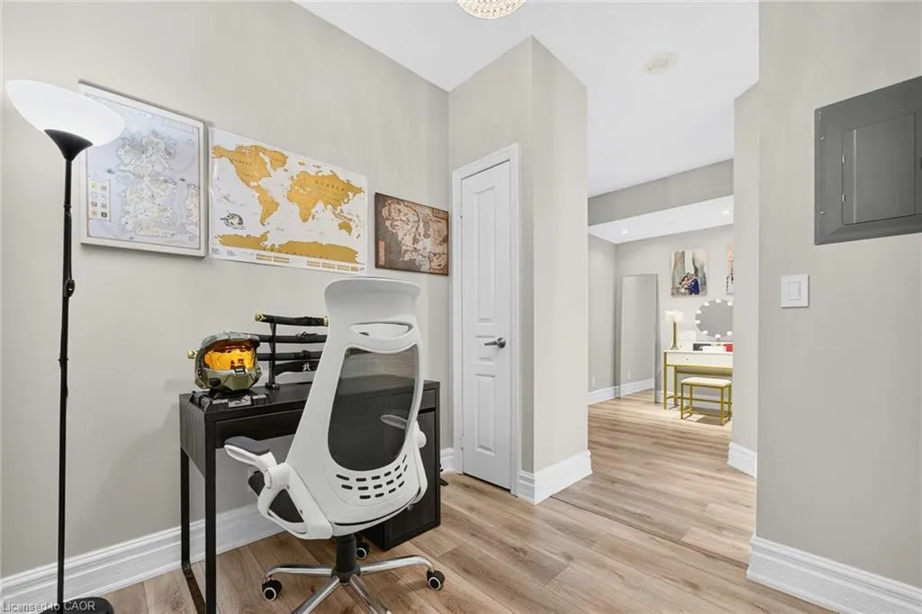 220 Burnhamthorpe Road W, #1004