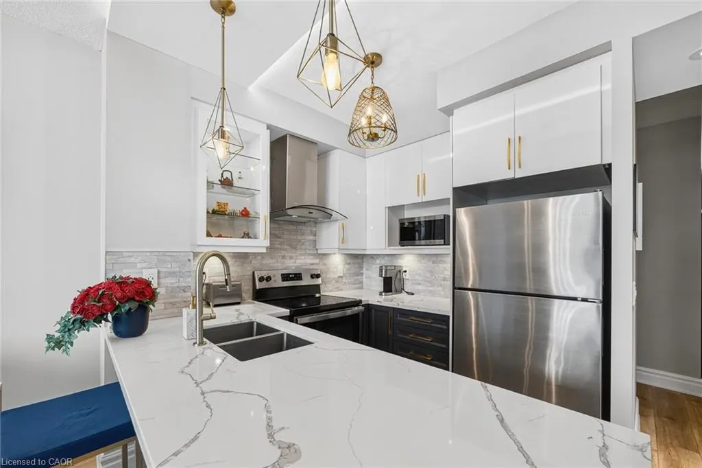 220 Burnhamthorpe Road W, #1004