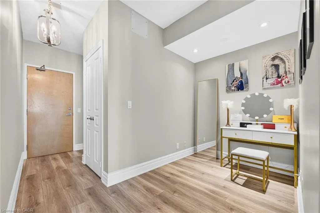 220 Burnhamthorpe Road W, #1004
