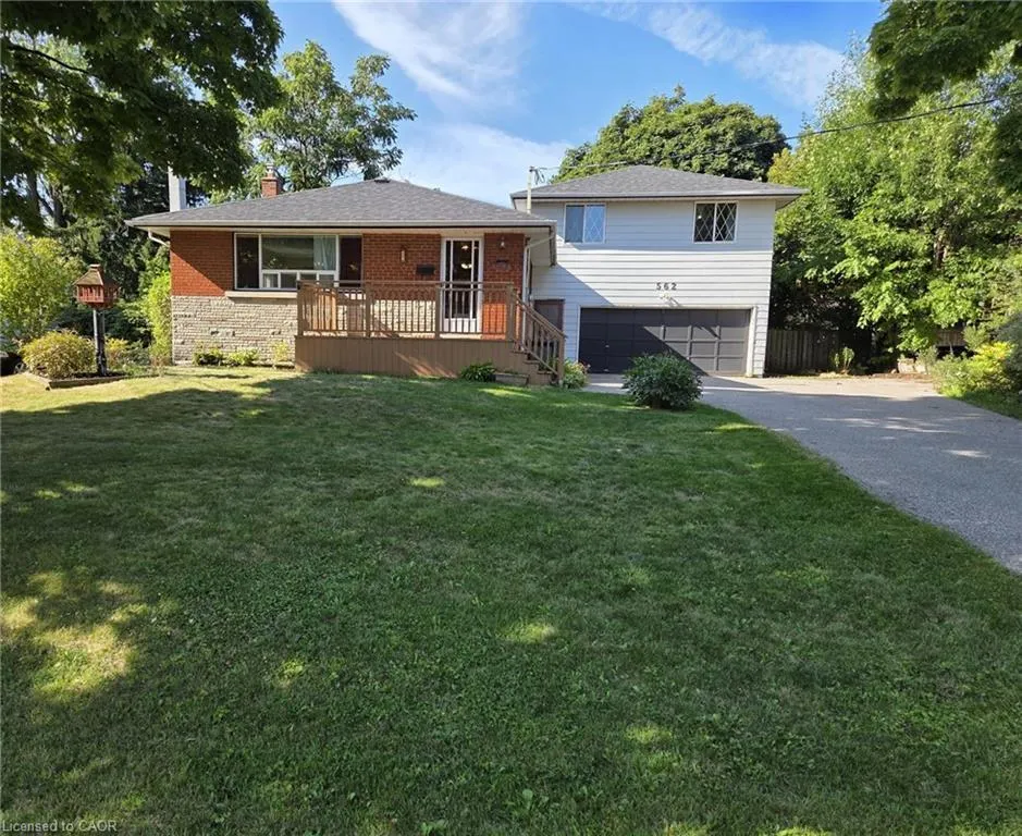 562 Wellington Crescent