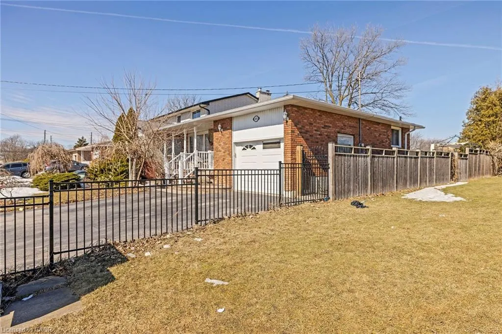 490 Queen Victoria Drive