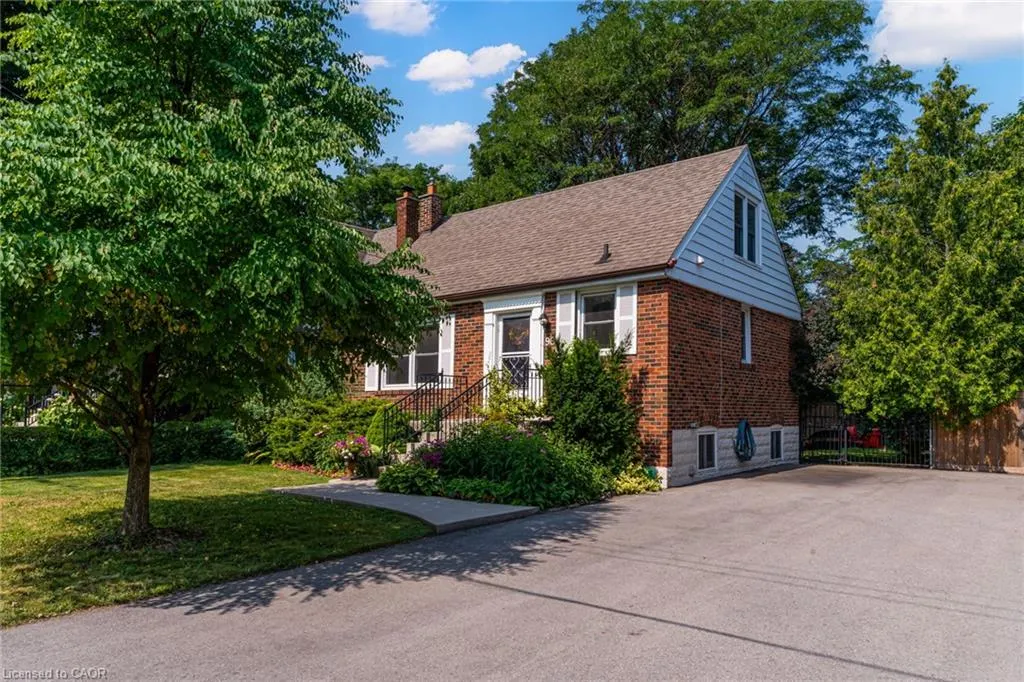 90 Arcade Crescent