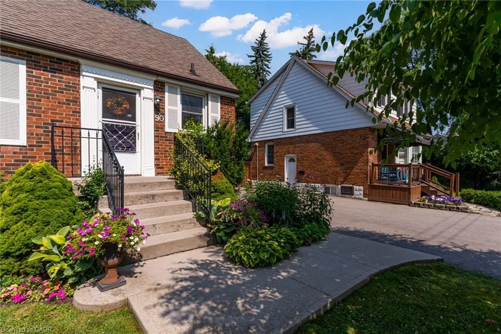 90 Arcade Crescent