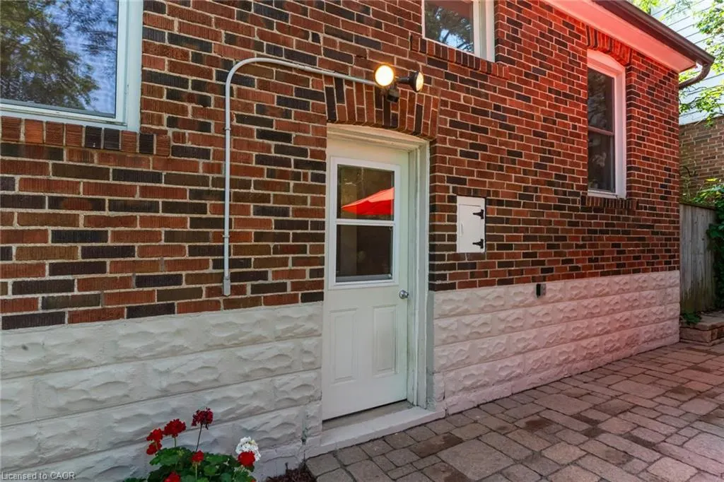 90 Arcade Crescent