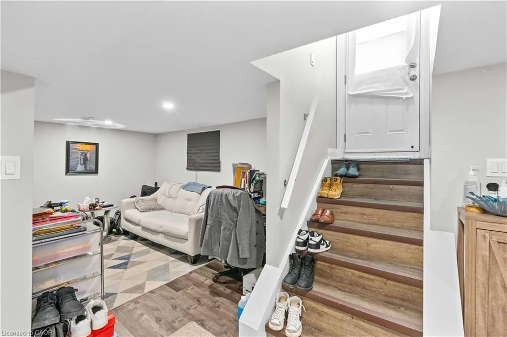 20 Holton Avenue S