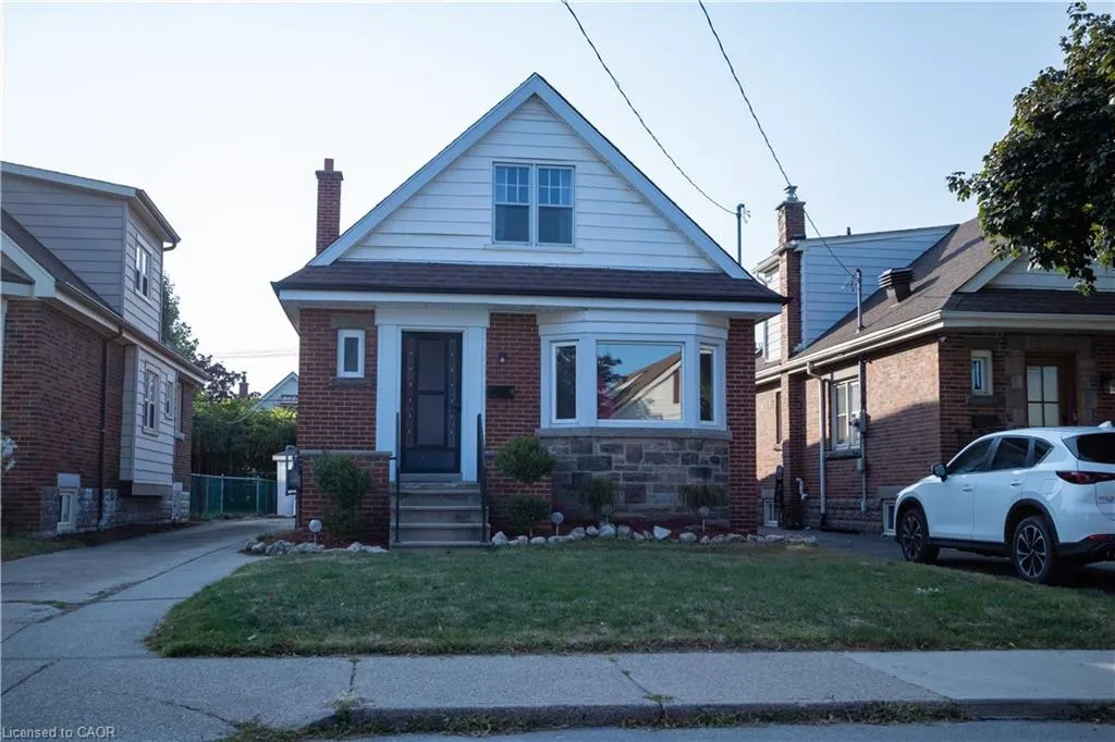 186 Huxley Avenue S