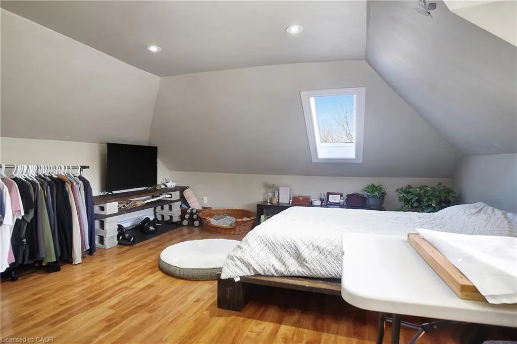 17 Shaw Avenue W