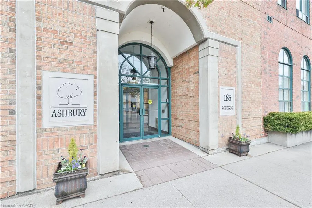 185 Robinson Street, #404