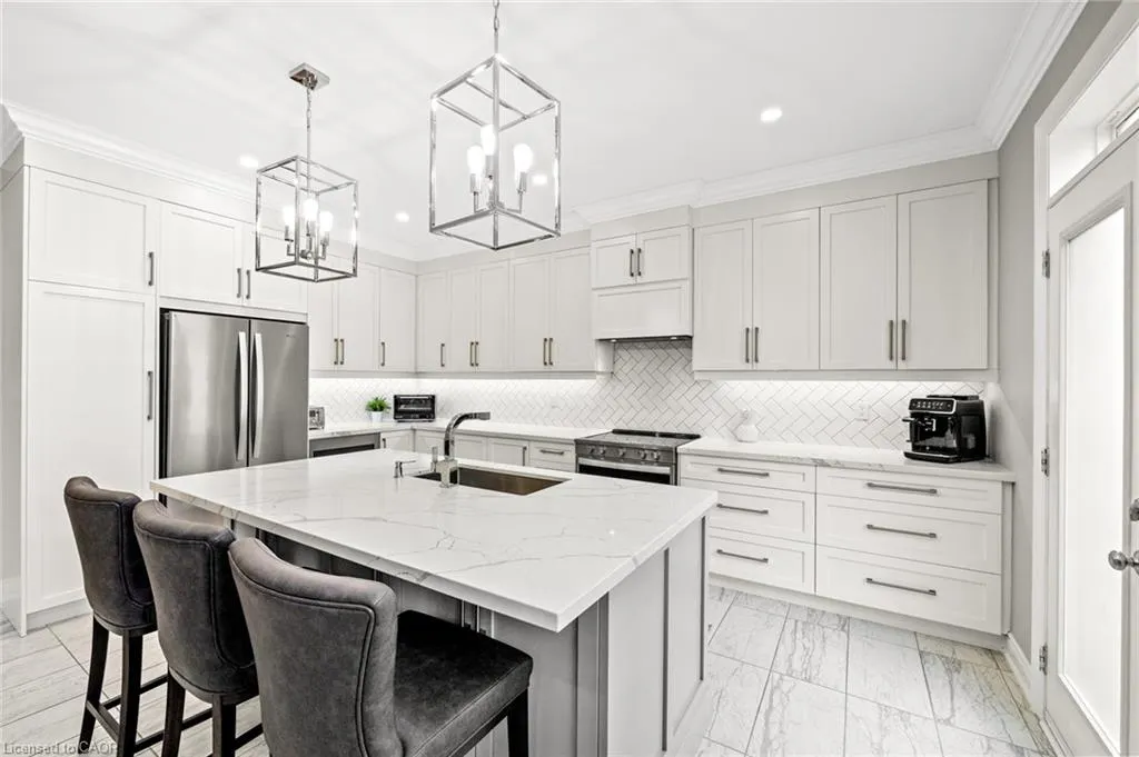 107 Avanti Crescent