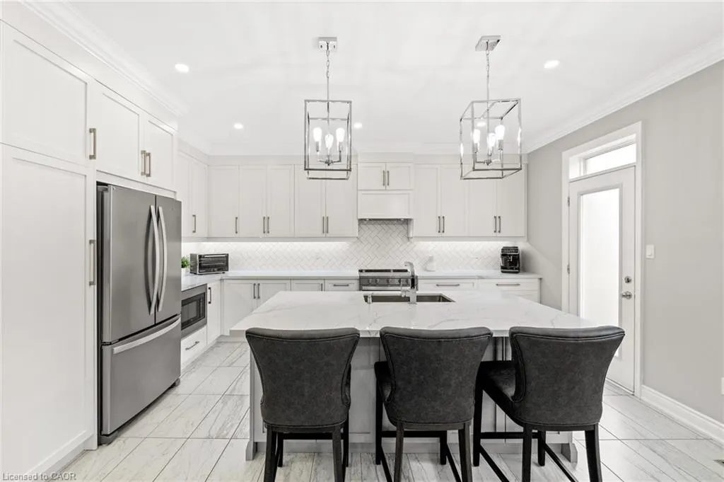 107 Avanti Crescent
