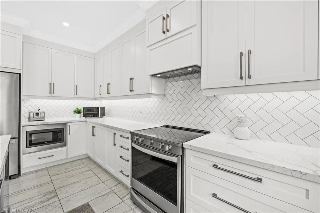 107 Avanti Crescent