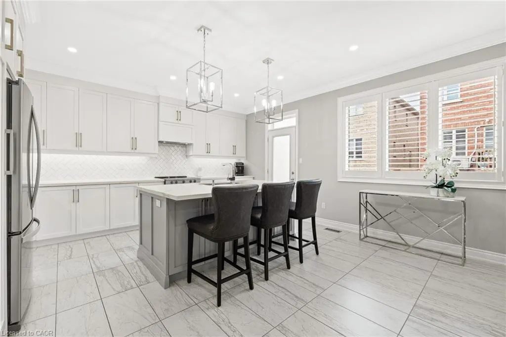 107 Avanti Crescent