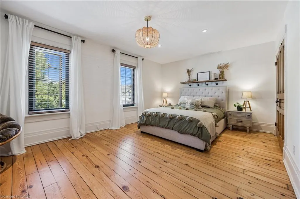 5 Crombie Street