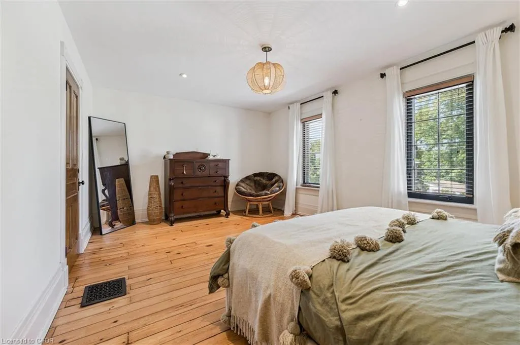5 Crombie Street