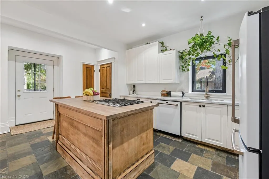 5 Crombie Street