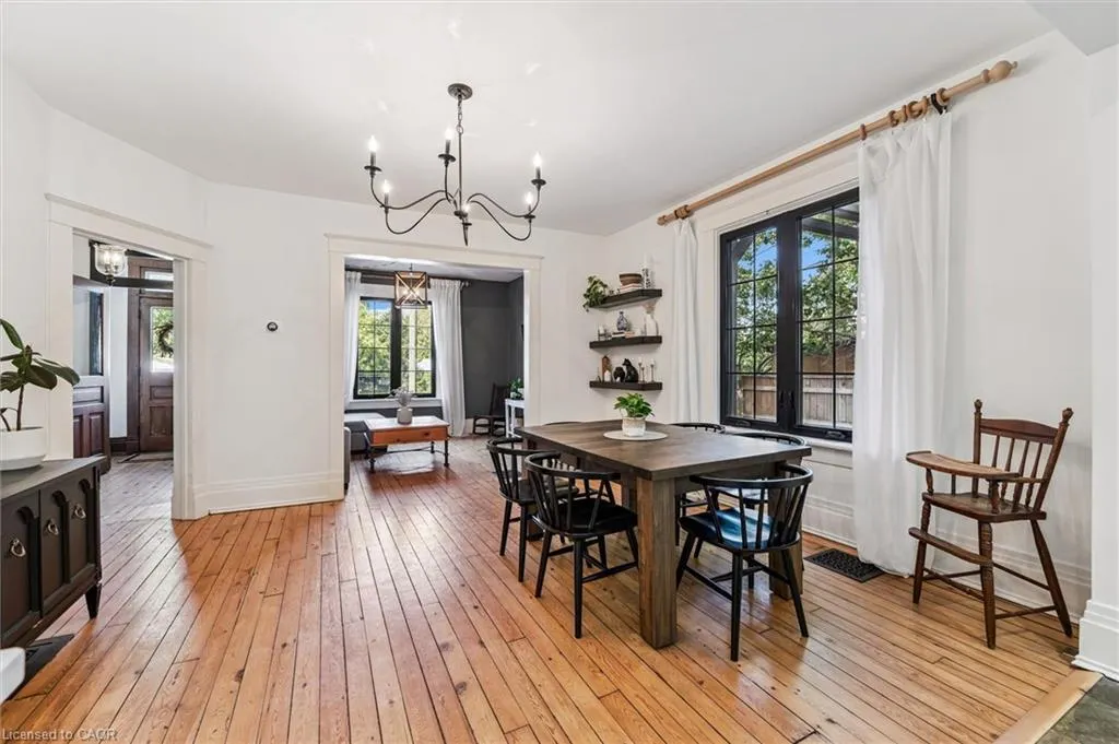 5 Crombie Street