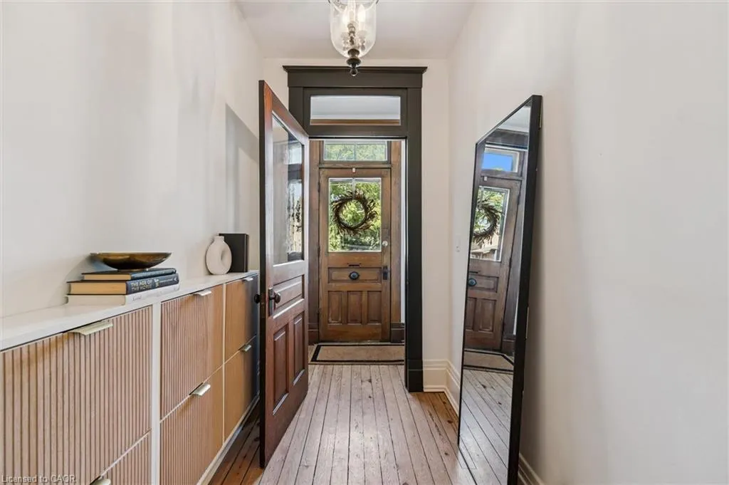 5 Crombie Street