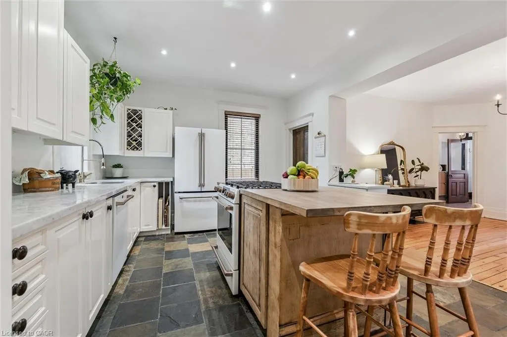 5 Crombie Street