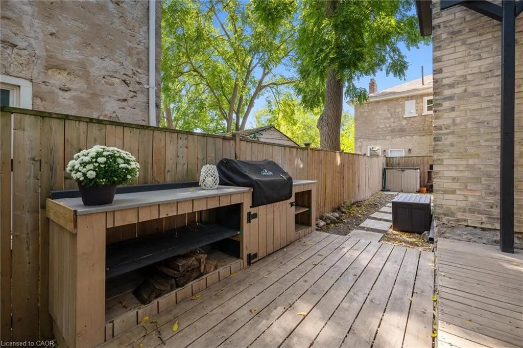 5 Crombie Street