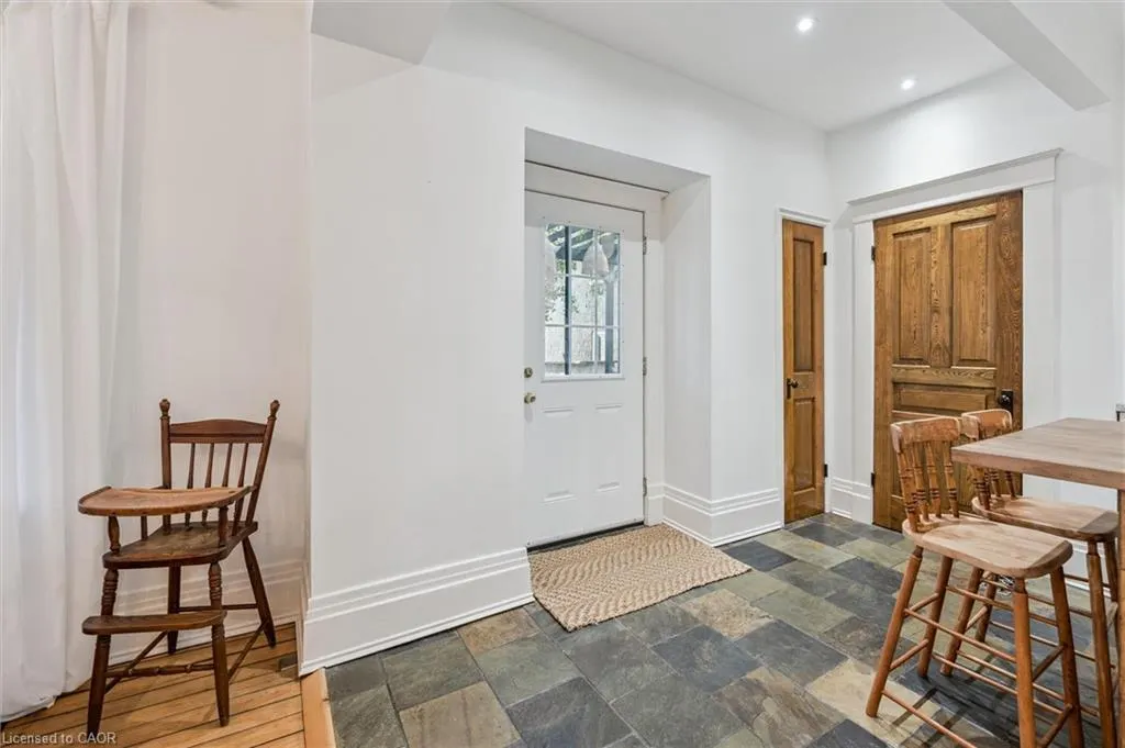 5 Crombie Street