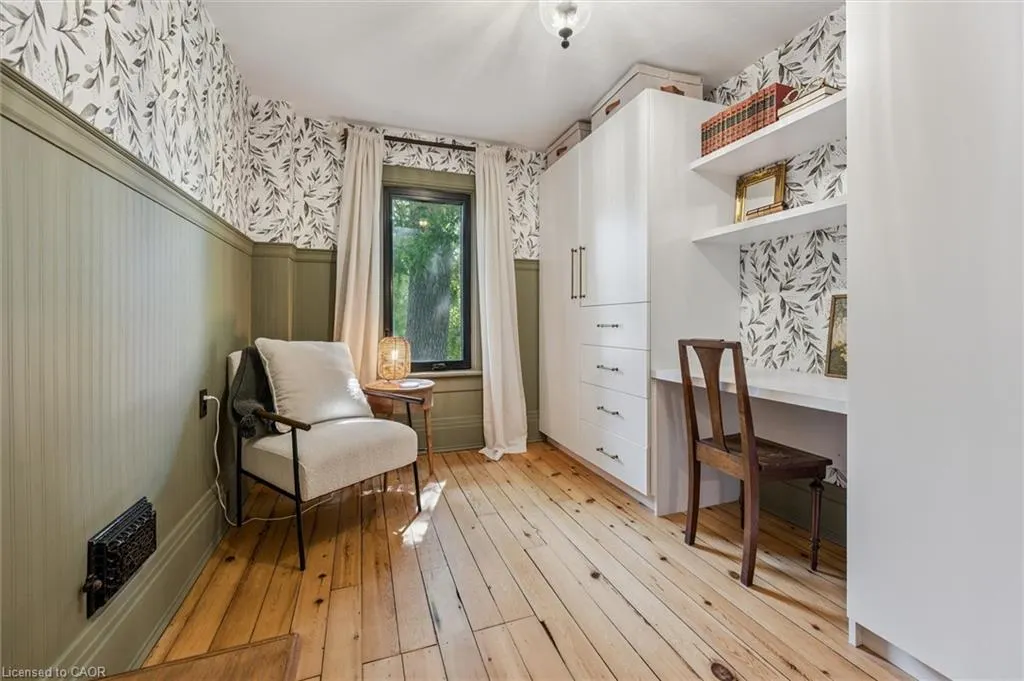 5 Crombie Street