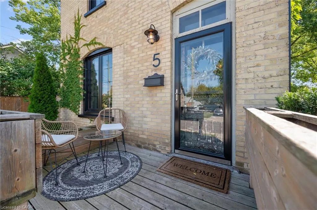 5 Crombie Street