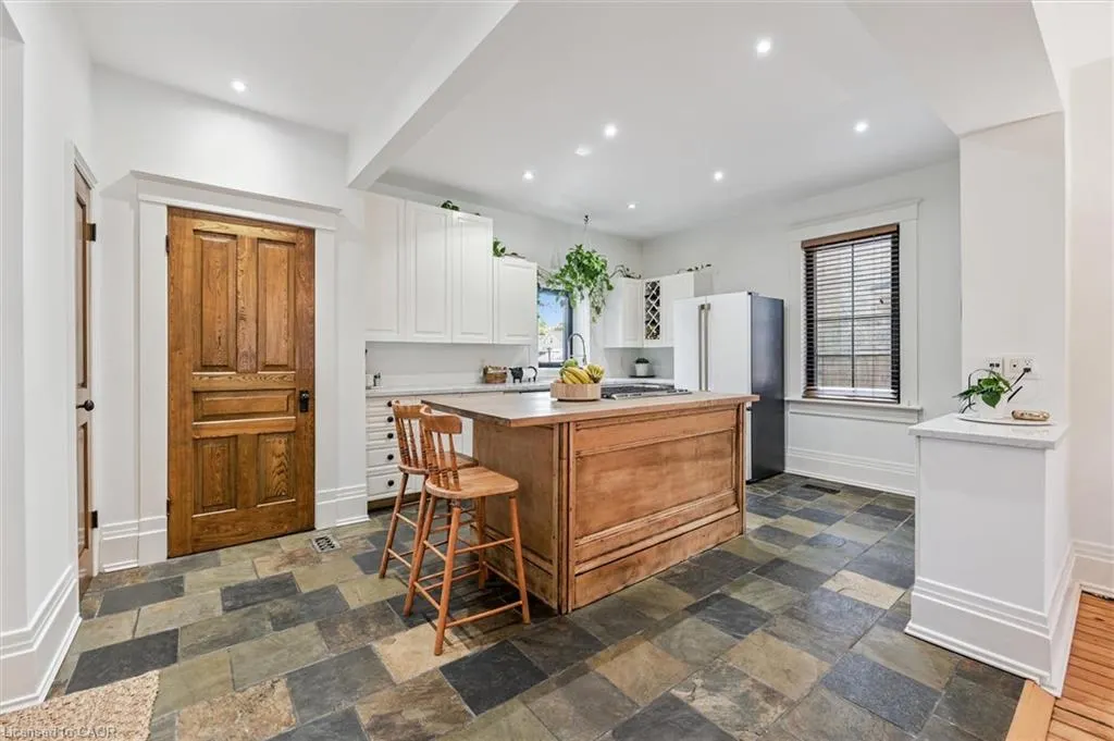 5 Crombie Street