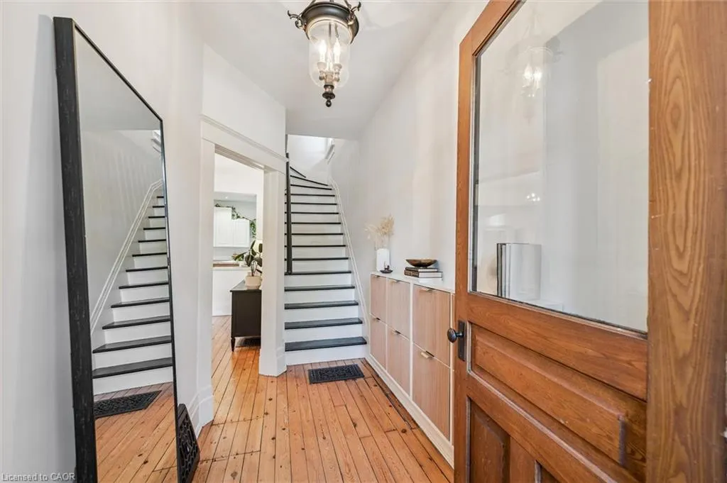 5 Crombie Street