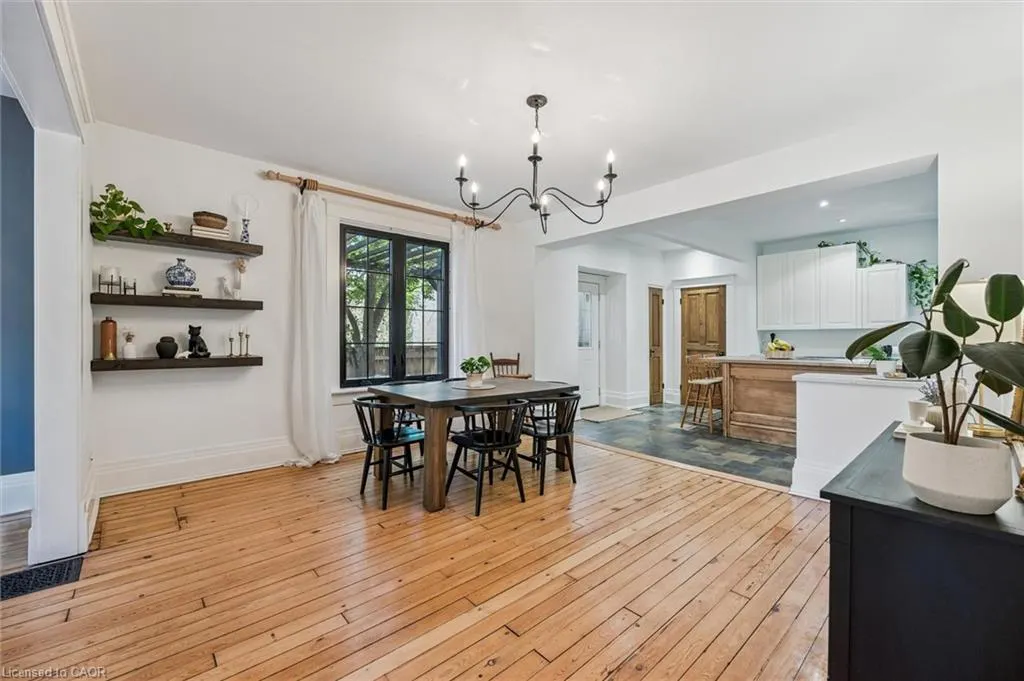 5 Crombie Street