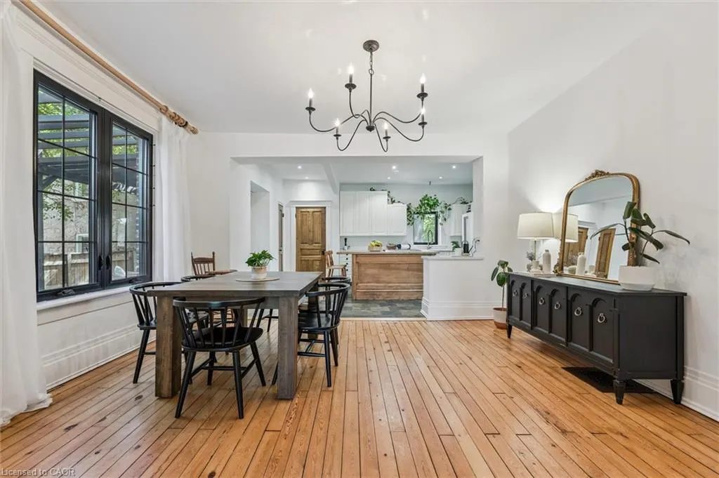 5 Crombie Street