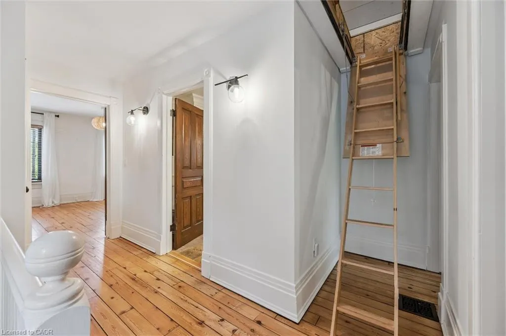 5 Crombie Street