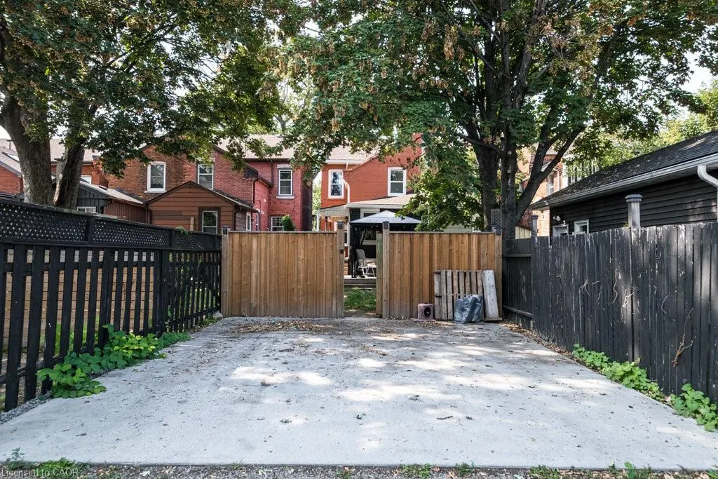52 Emerald Street N