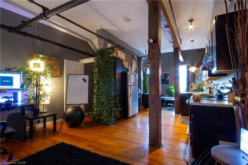 15-21 Wellington Street N