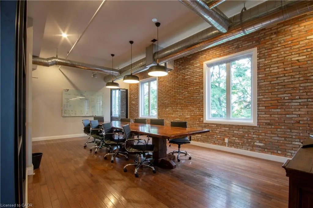 15-21 Wellington Street N