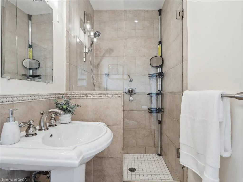 222 Alscot Crescent