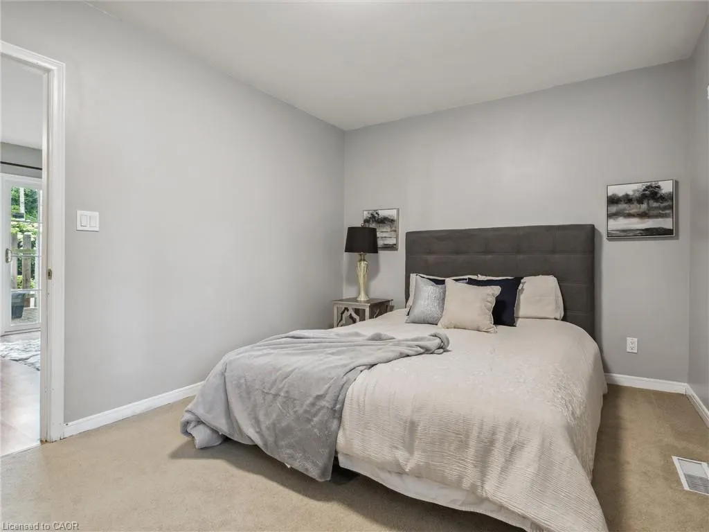 222 Alscot Crescent