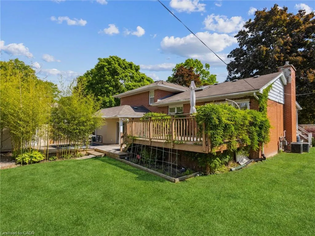 222 Alscot Crescent