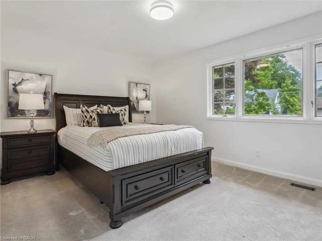 222 Alscot Crescent