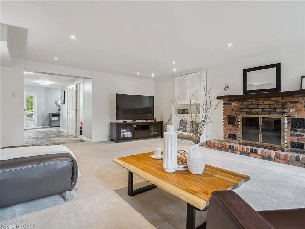 222 Alscot Crescent