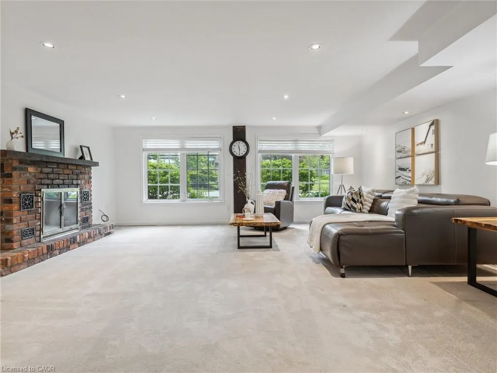 222 Alscot Crescent