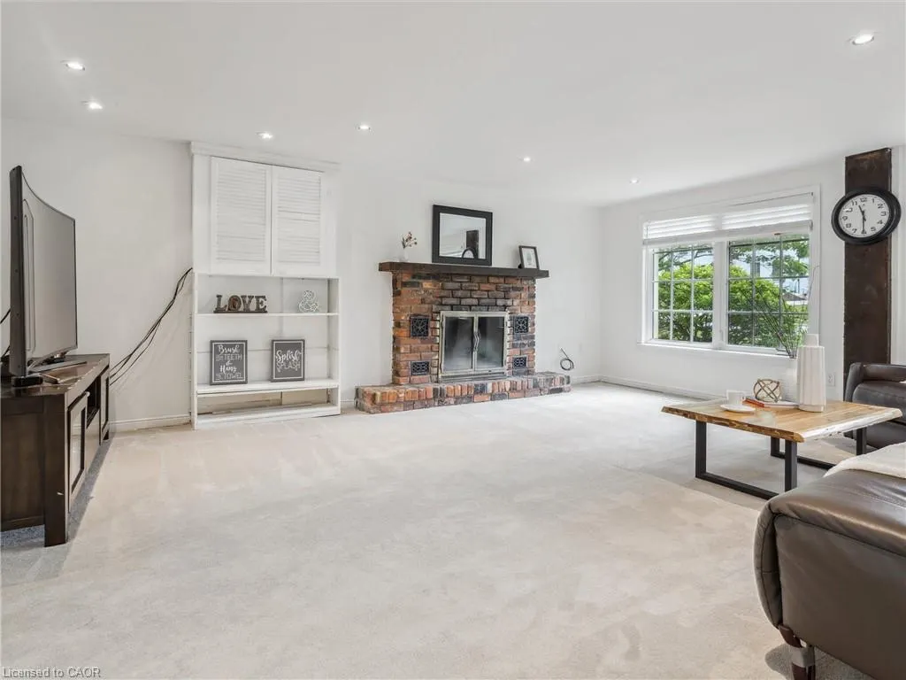 222 Alscot Crescent