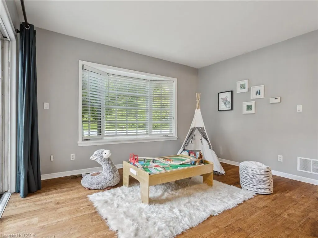 222 Alscot Crescent