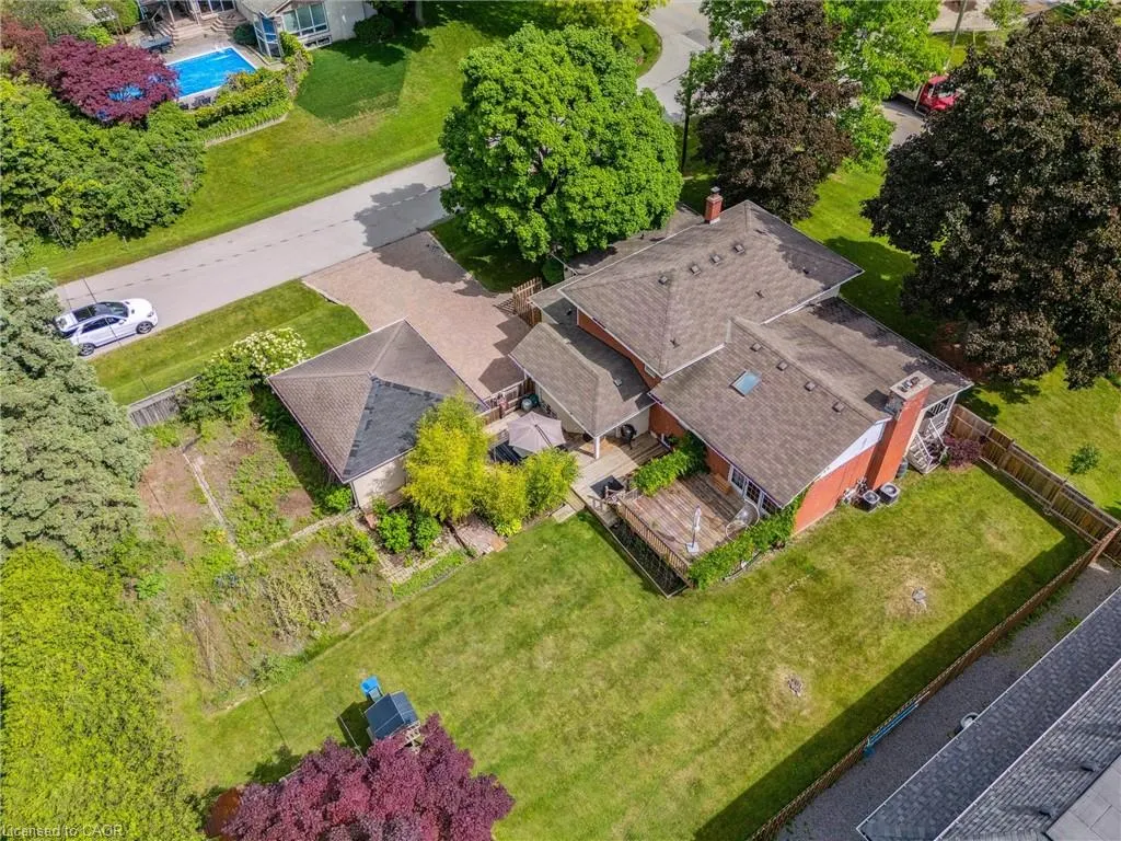 222 Alscot Crescent
