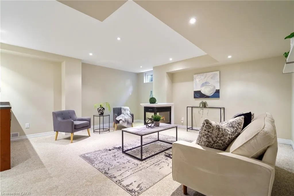 43 Fairwood Place W