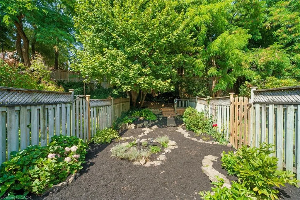 43 Fairwood Place W